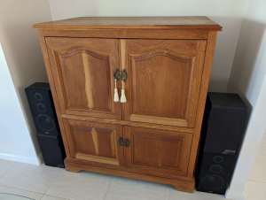 TV cabinet in solid oak with retractabile doors