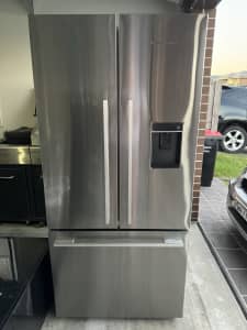 Fisher and Paykel 487L fridge