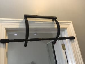 Doorway pull up bar in great condition.