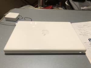 white iMac Apple MacBook 2.1 OSX10.4.11 webcam CD DVD write laptop