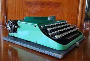 Remington Two-tone Green portable typewriter with original case