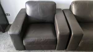 Excellent Condition 2- & 1-seater Leather Couch set from Early Settler