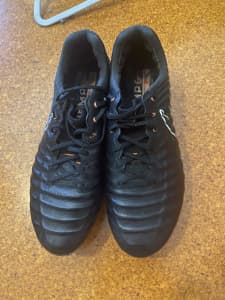 Nike tiempo 7 legend football boots (metal studs)- size 10.5 us