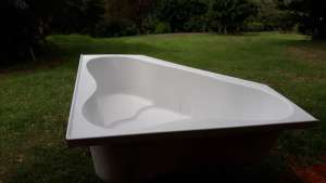 White 1500mm corner bathtub