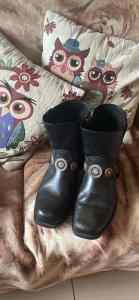 LEATHER BOOTS. GOOD CONDITION