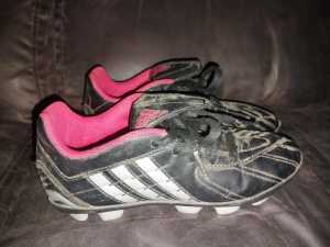 Adidas kids football soccer AFL footy boots size US1 UK13.5 $20