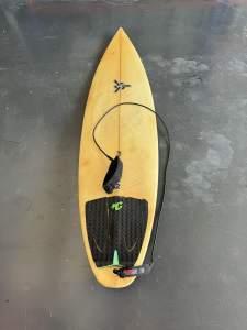 Surf Board 6’3” Fibreglass