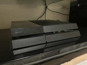 PS4 500 GB plus 4 games and 1 controller 