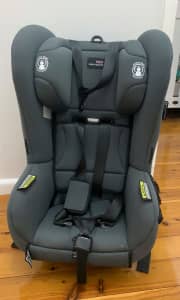 Britax Safe-n-Sound Brava Baby Car Seat