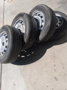 4 set of good tyres with standard rims fits to Ford Focus 