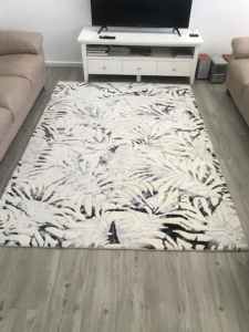 Floor Rug in excellent condition 160 x 230 cm
