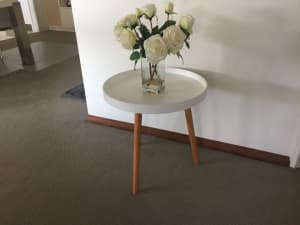 White side table - round - modern