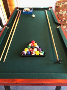 POOL TABLE WITH FOLDING LEGS