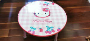 Little table for little girl in good condition 