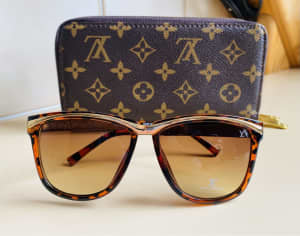 Womens wallet/sunglasses (LV) stylish NEW $70