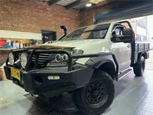 2005 Toyota Hilux KUN26R SR (4x4) White 5 Speed Manual Cab Chassis