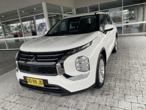 2022 Mitsubishi Outlander ES White 8 Speed Automatic Wagon