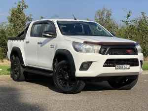 2015 Toyota Hilux KUN26R MY14 SR Double Cab White 5 Speed Automatic Utility