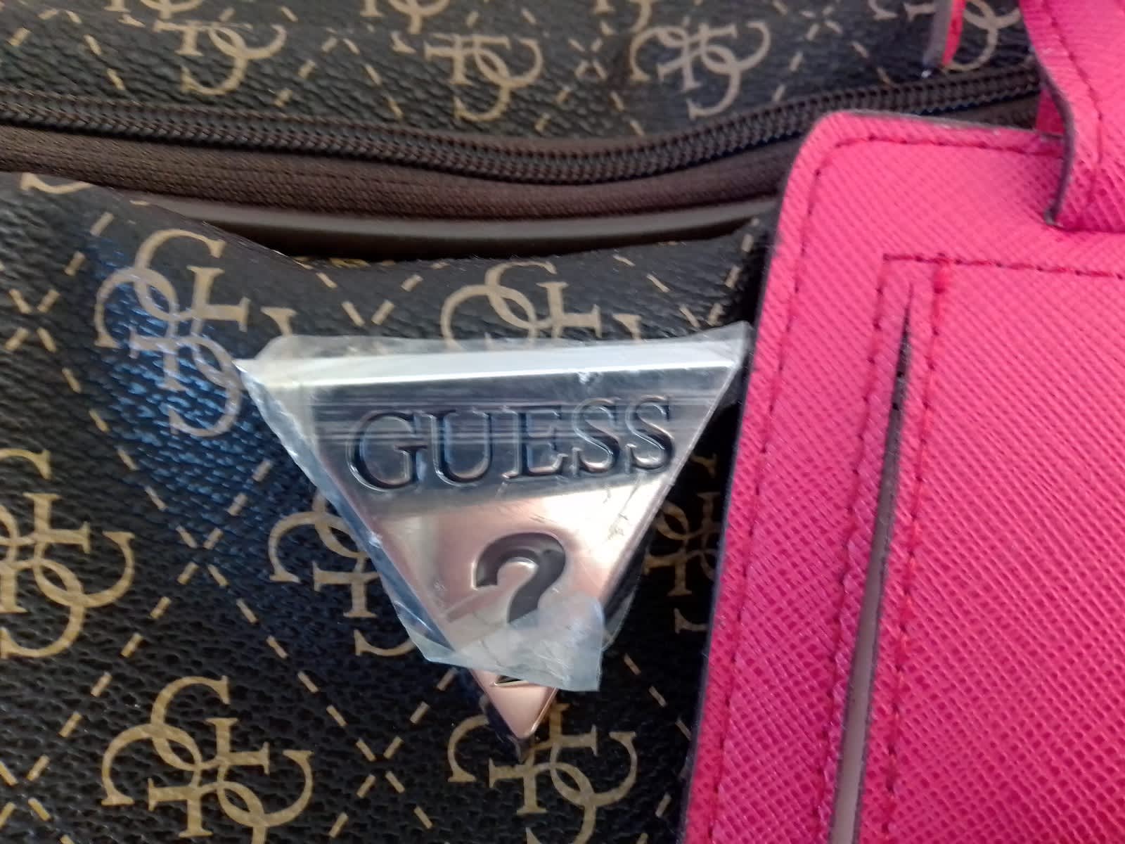 GENUINE ORIGINAL GUESS HAND BAG WITH MATCHING GUESS PURSE $50, Bags, Gumtree Australia Wollongong Area - Woonona