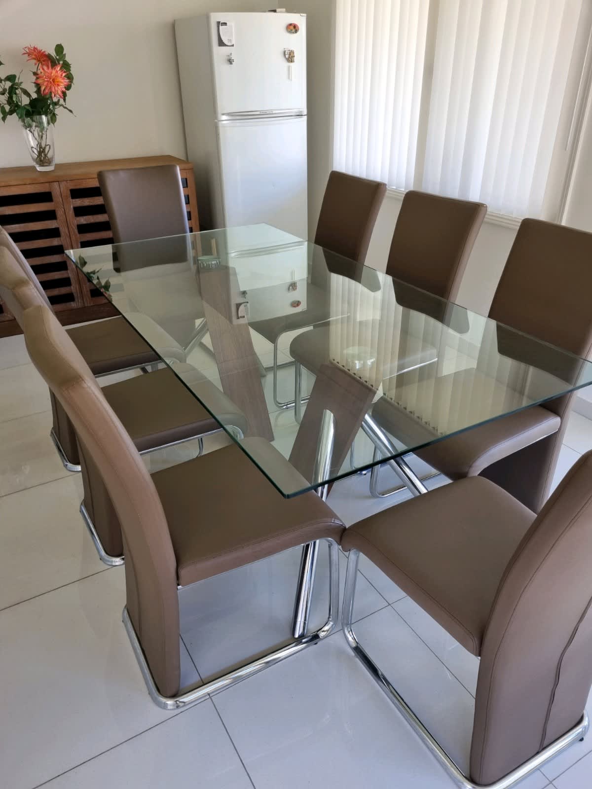 gumtree glass dining table and chairs