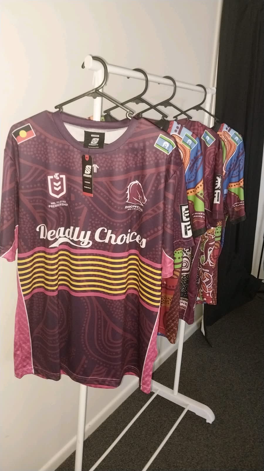 Brisbane Broncos 2022 NRL Mens Indigenous Jersey, 2111B674.001