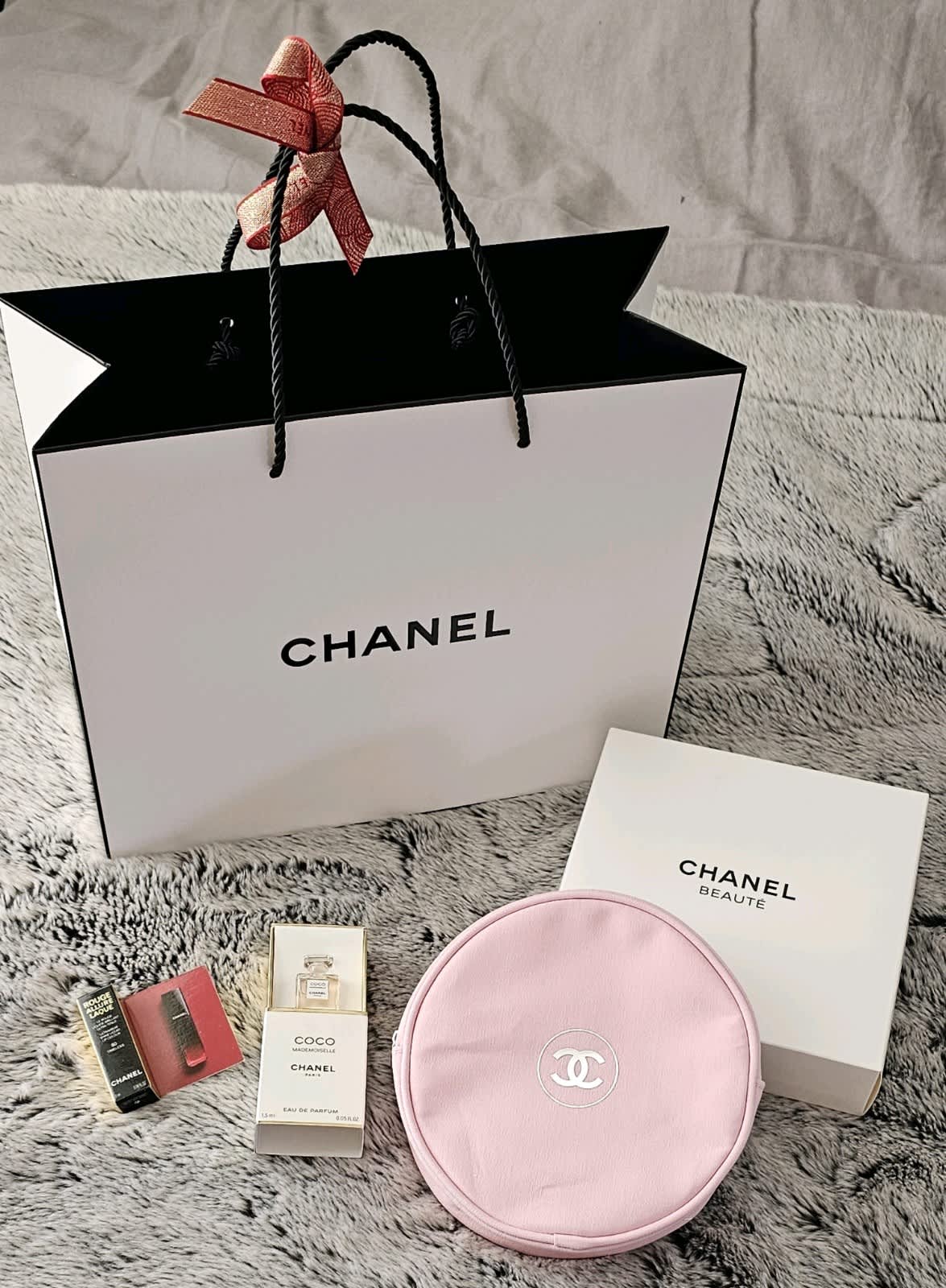 CHANEL White Paper SHopping Bag (Small Size), Accessories, Gumtree  Australia Gold Coast City - Molendinar