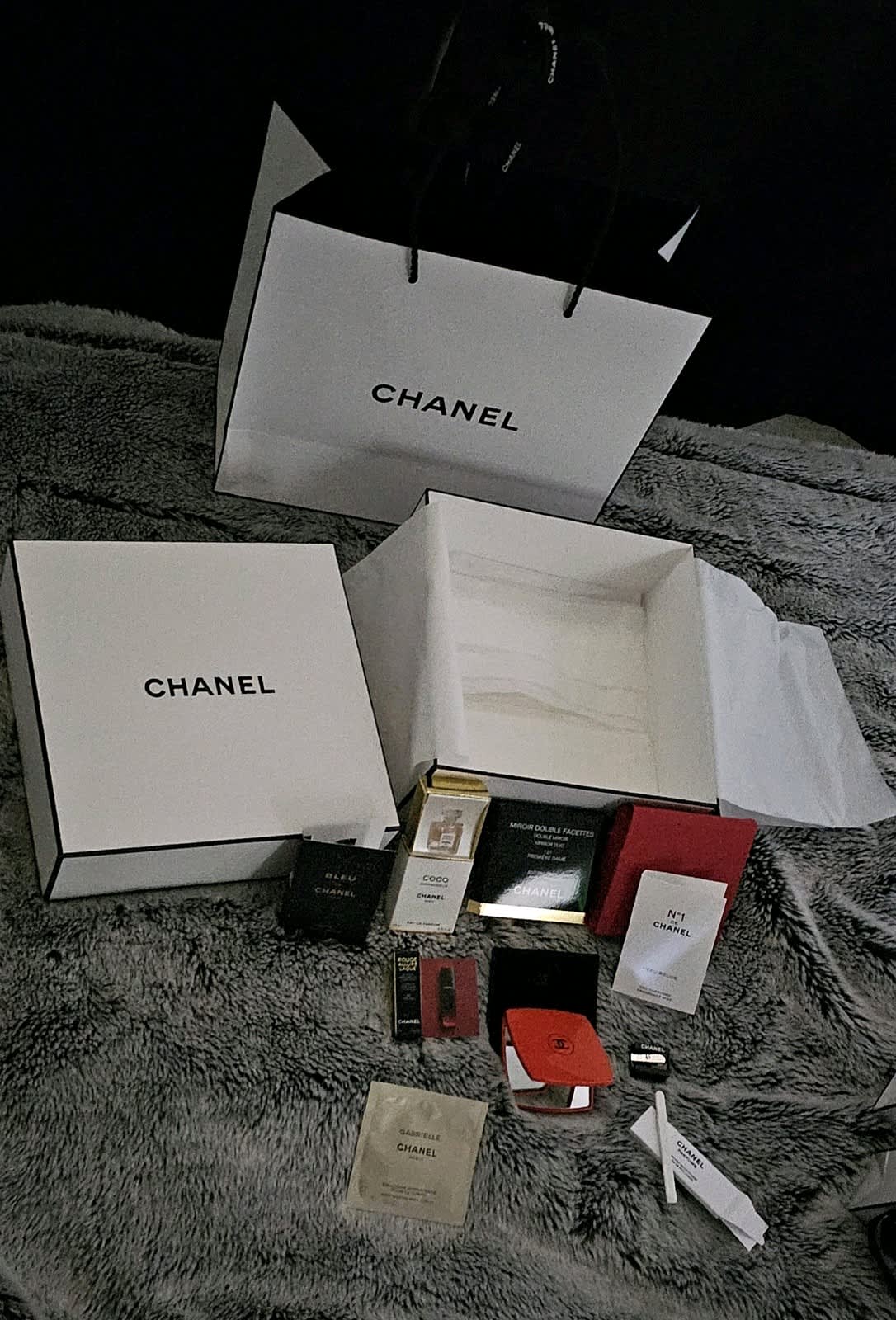 CHANEL White Paper SHopping Bag (Small Size), Accessories, Gumtree  Australia Gold Coast City - Molendinar