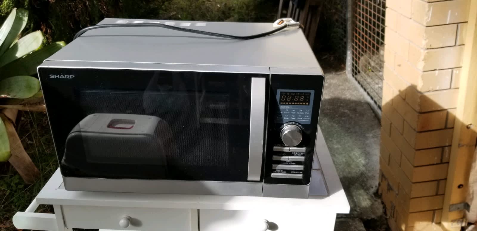 sharp compact 20l 800w microwave r240ys