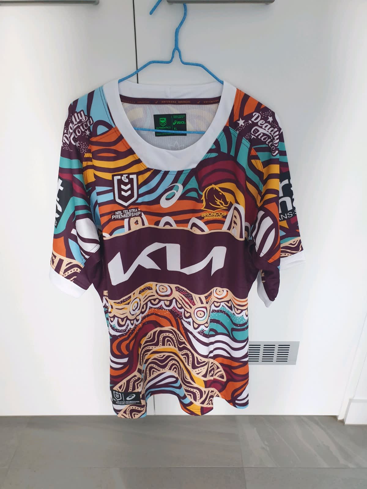 Brisbane Broncos 2022 NRL Mens Indigenous Jersey, 2111B674.001