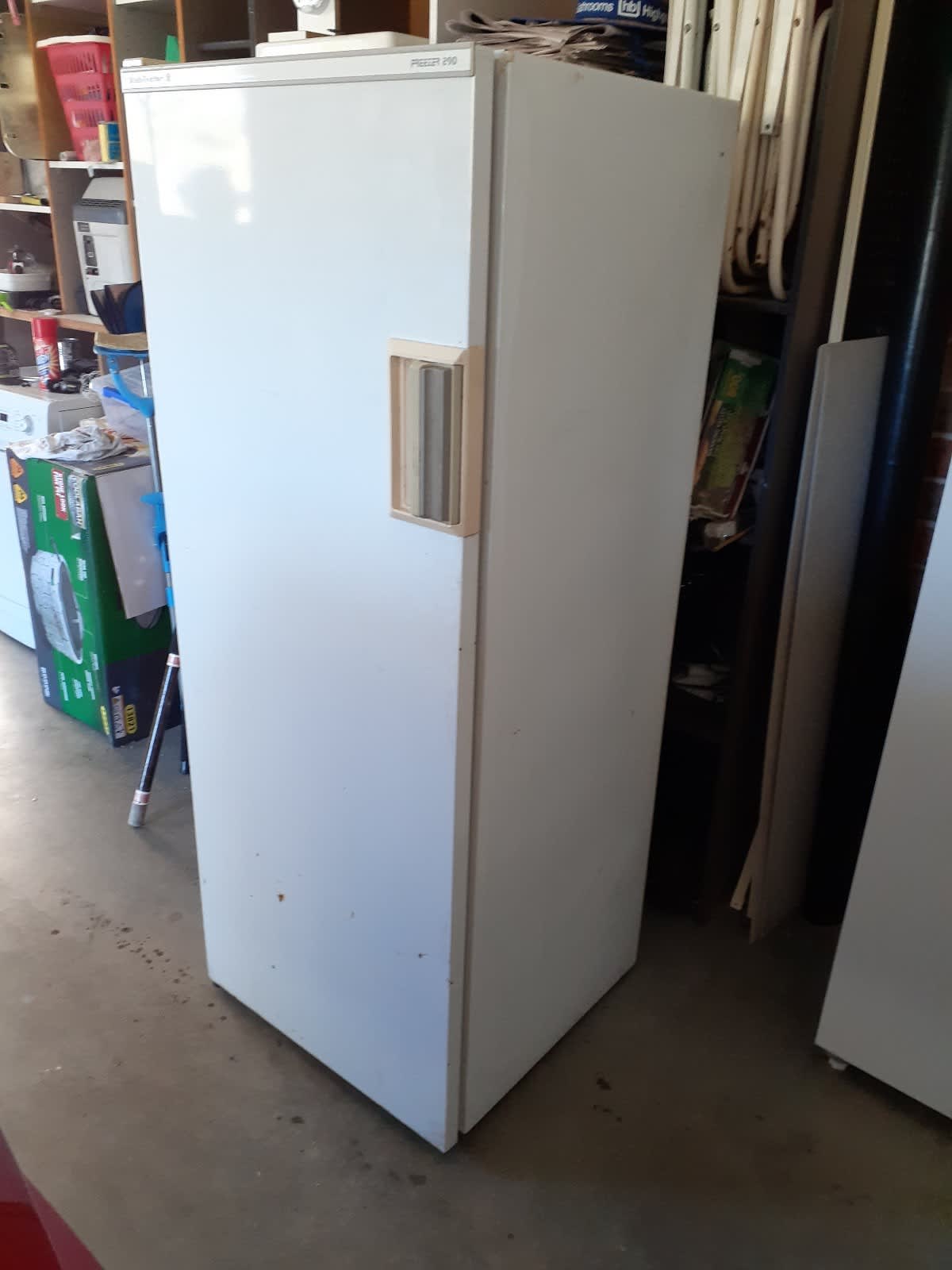 kelvinator 290 upright freezer