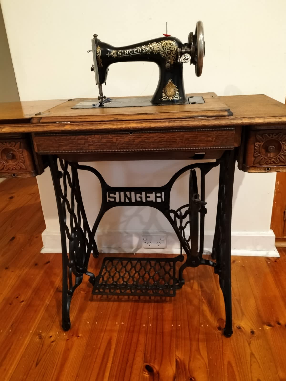 Antique 1926 Singer Sewing Machine & Table with Foot Pedal