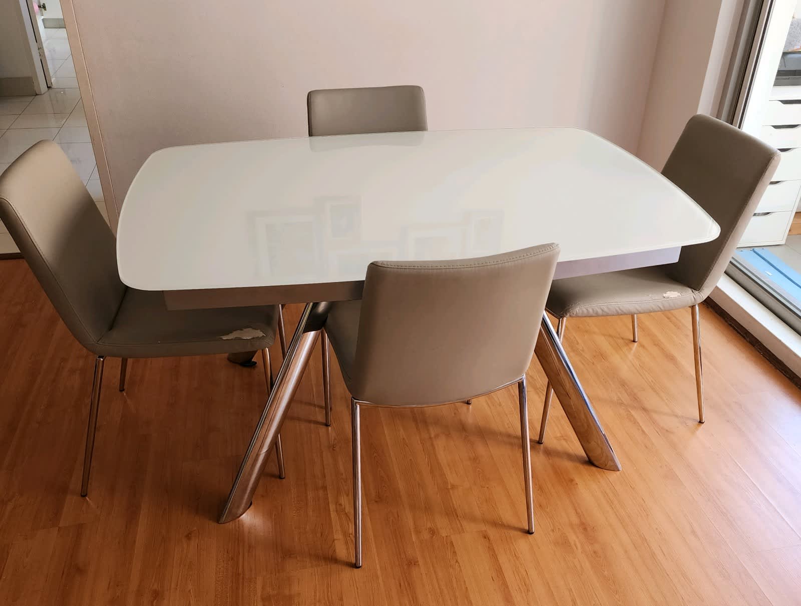 large extendable dining room table