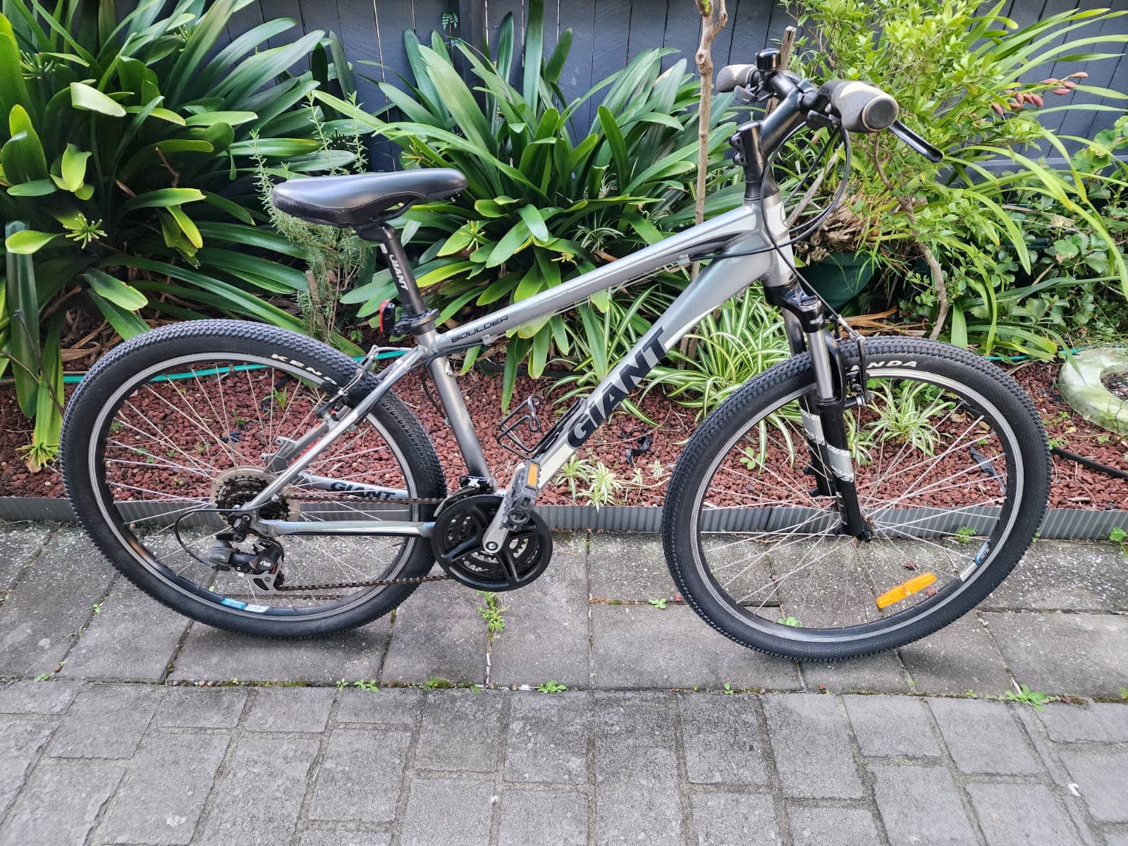 2011 giant boulder mountain bike