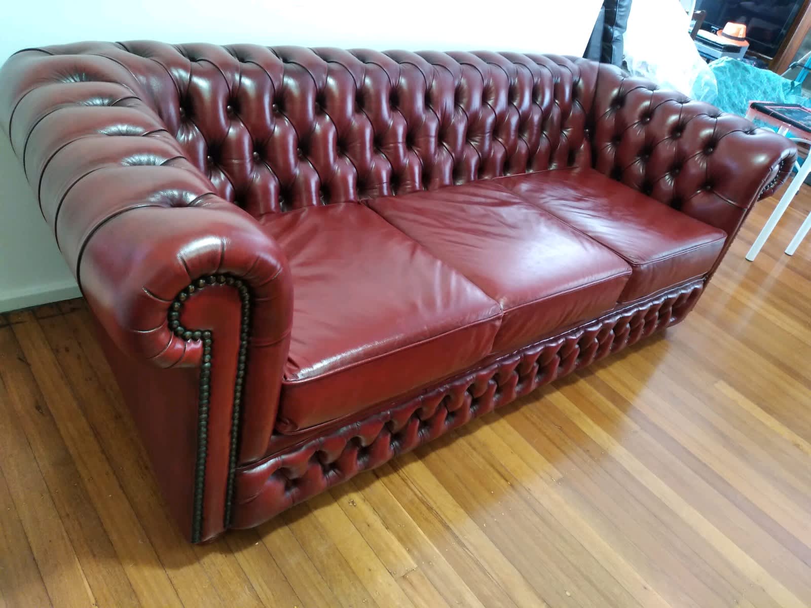 Red Chesterfield Sofa Gumtree Baci Living Room