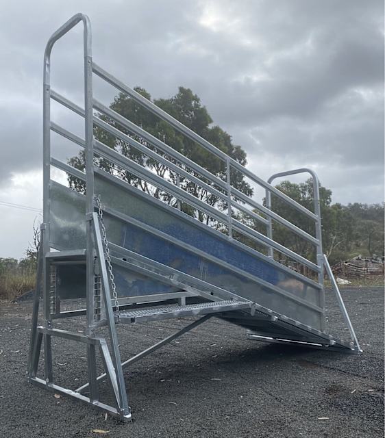 Cattle Loading Ramp with Walkway Adjustable for Portable Yards Pet