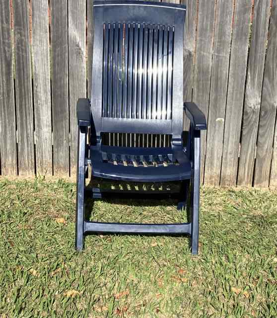 Attractive Nardi foldable garden/ deck chair in navy blue Outdoor