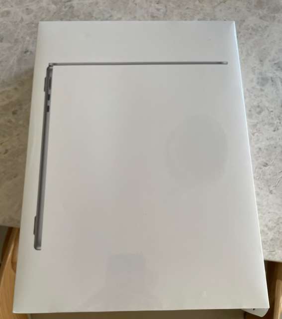 MacBook Air 13.6inch with Apple M2 chip 8 core COU & GPU. Sealed box