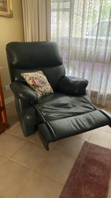 lounge chairs with coffee table