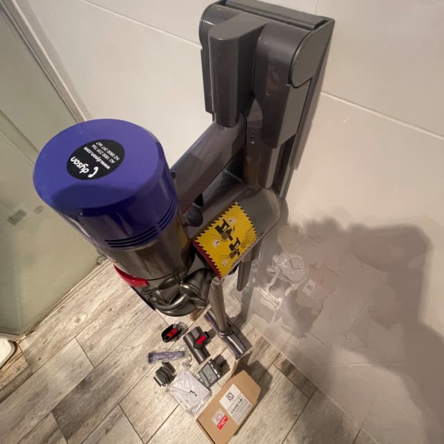 V8new battery, new filter, stand, Dyson bag, 5 tools, 2 m/heads