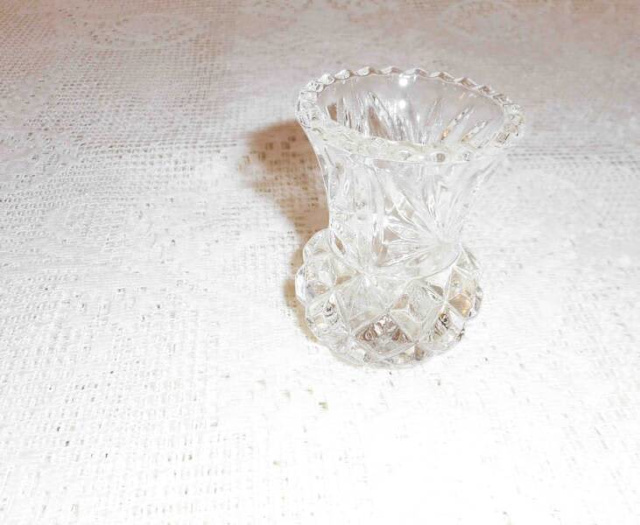 SMALL CUT GLASS VASE CRYSTAL ?...ESTATE Vases & Bowls Gumtree