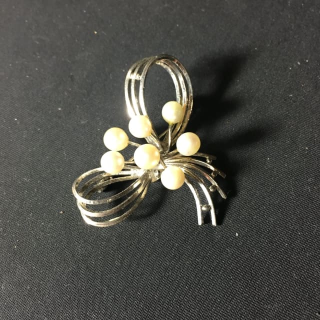 SS BROCH WITH 6 FRESHWATER PEARLS IN BOW DESIGN Women's Jewellery