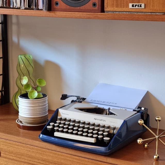 Vintage typewriter Remington Sperry Rand envoy III Collectables