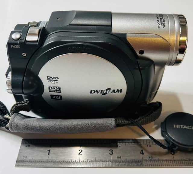 Hitachi DZBK35E Mini DVD Multi Format Photo/Video Camera Recorder