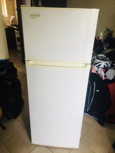 kelvinator fridge 300l