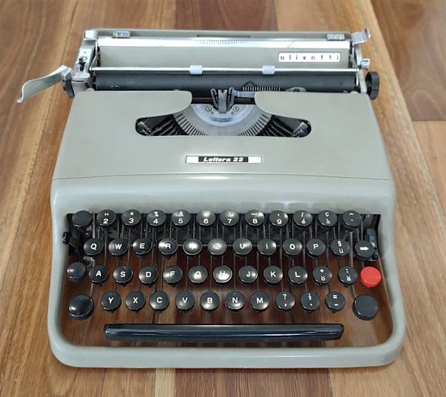 Vintage Olivetti Lettera 22 Portable Typewriter Other Electronics