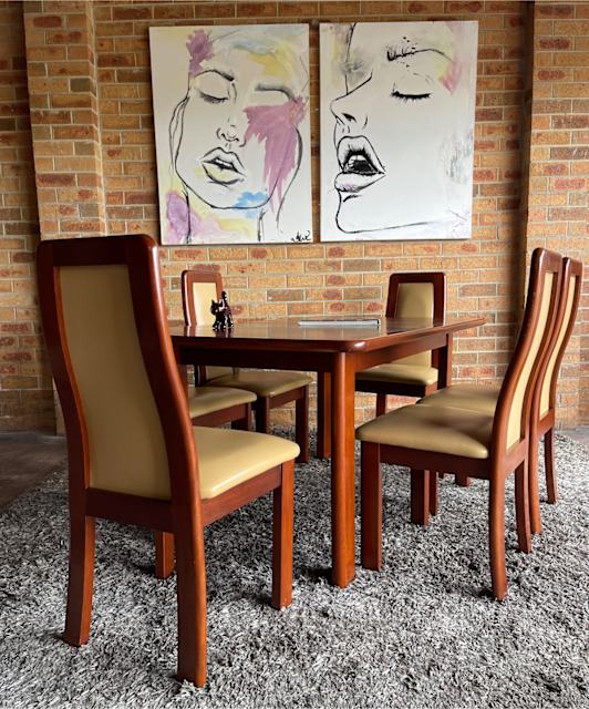 CHISWELL VINTAGE MAHOGANY EXTENDABLE DINING TABLE & LEATHER CHAIRS