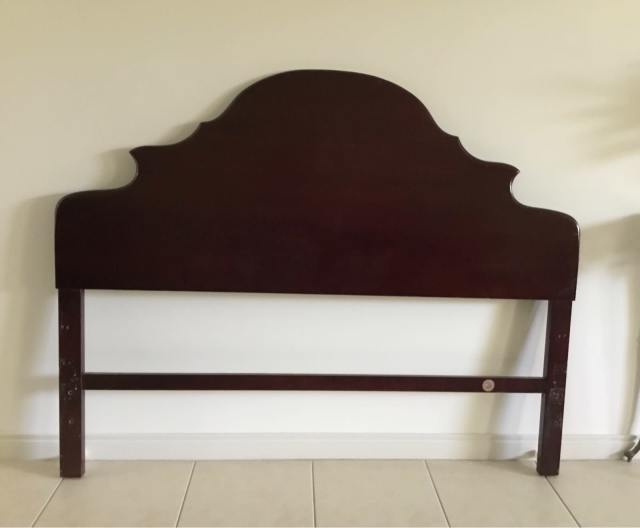 Queen Anne Bedhead Mahogany In Perfect Condition - Beds In Narre Warren 