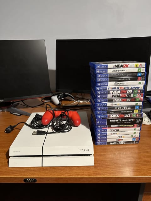 PS4 500GB 20 Games, 1 Controller with Charging Cable