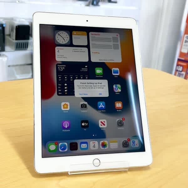 iPad 6th Gen 32G Cellular ROSE/WHITE AS NEW CONDITION AU INVOICE ...