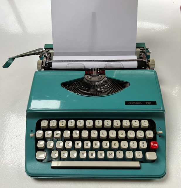 Chevron 1970’s portable working vintage typewriter blue Antiques
